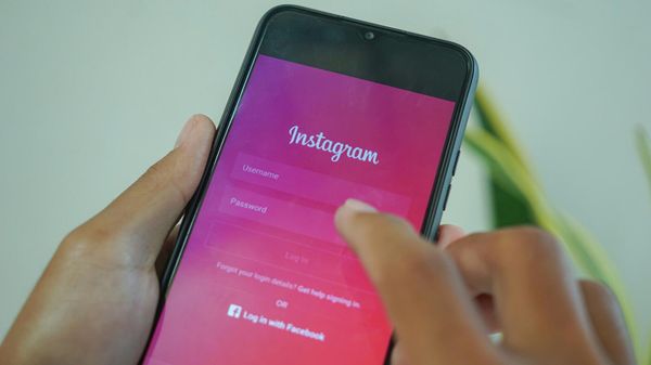 Смартфон с логотипом Instagram - Sputnik Армения