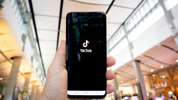 Смартфон с логотипом TikTok - Sputnik Армения