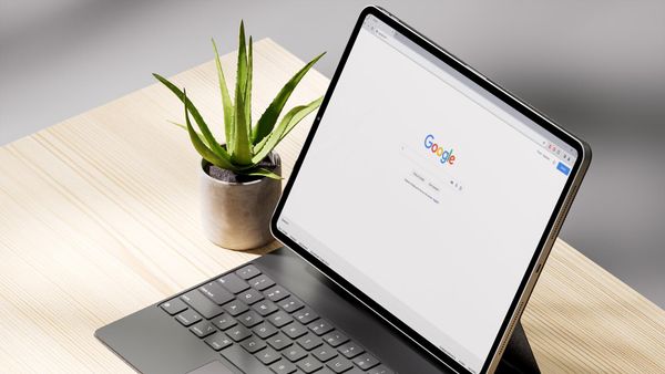 Планшет с открытой страницей Google - Sputnik Армения