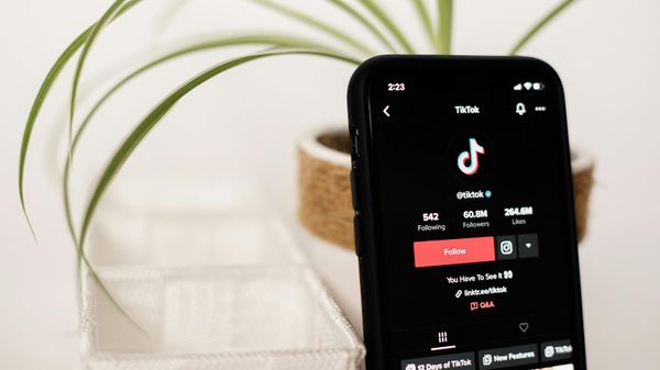 Смартфон с логотипом TikTok - Sputnik Армения