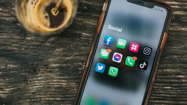 Смартфон с логотипами социальных сетей - Sputnik Армения
