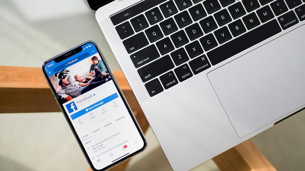 Смартфон с логотипом Facebook - Sputnik Армения
