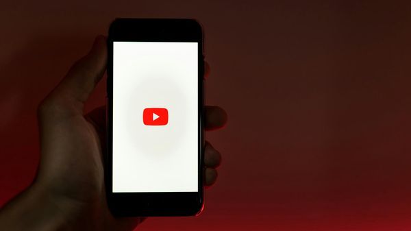  Смартфон с логотипом YouTube - Sputnik Армения
