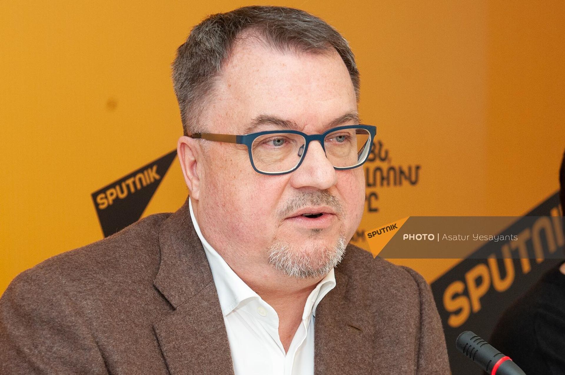 Вадим Фефилов во время оглашения результатов II Международного литературного конкурса Традиции русского очерка и современное блогерство им. Ф.М. Достоевского (30 января 2024). Еревaн - Sputnik Արմենիա, 1920, 30.01.2024