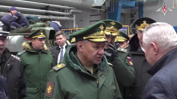 Министр обороны РФ Сергей Шойгу проверил выполнение ГОЗ на предприятиях ОПК в Екатеринбурге - Sputnik Армения