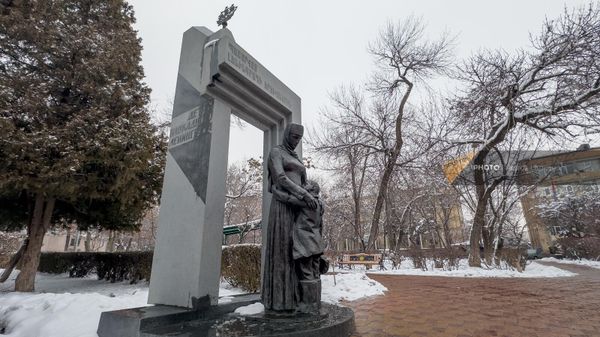 Мемориал Детям блокадного Ленинграда в парке имени Ваагна Давтяна в Еревaне - Sputnik Армения