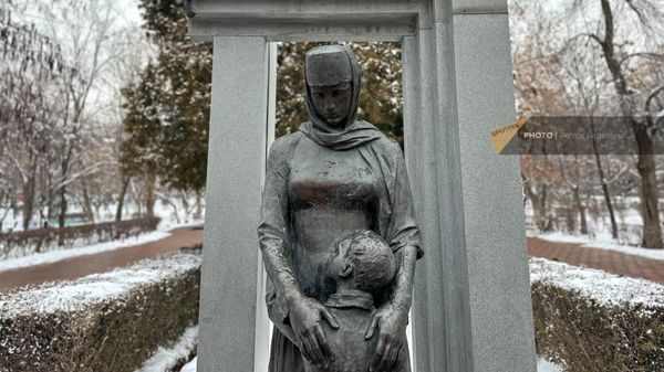Мемориал Детям блокадного Ленинграда в парке имени Ваагна Давтяна в Еревaне - Sputnik Армения