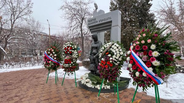Возложение цветов у мемориала Детям блокадного Ленинграда в парке имени Ваагна Давтяна (30 января 2024). Еревaн - Sputnik Армения