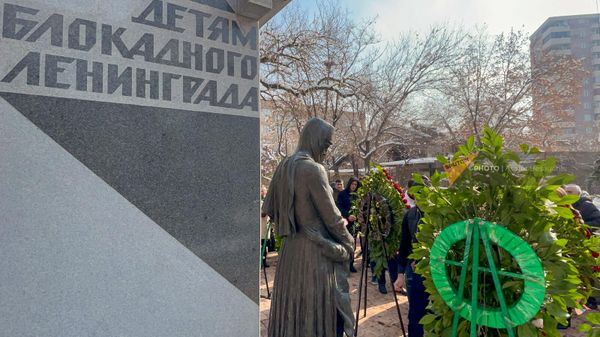 Возложение венков и заупокойная лития у мемориала Детям блокадного Ленинграда в парке имени Ваагна Давтяна (31 января 2024). Еревaн - Sputnik Армения