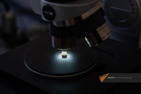 Работа по восстановлению в лаборатории научно-исследовательского центра историко-культурного наследия - Sputnik Армения