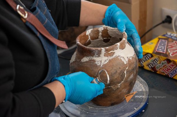 Экспонаты раскопок в хранилище научно-исследовательского центра историко-культурного наследия - Sputnik Армения