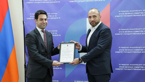 Председатель Комитета государственных доходов Рустам Бадасян вручил ЗАО Ереванский коньячный завод сертификат 1-го типа для включения в реестр уполномоченных экономических операторов Евразийского экономического союза (1 февраля 2024). Еревaн - Sputnik Армения
