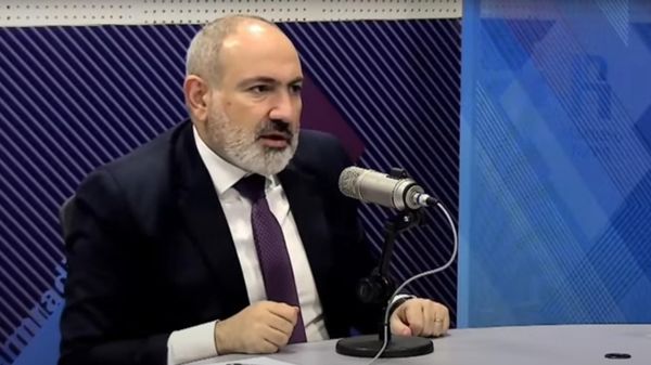 Премьер-министр Никол Пашинян дает интервью общественному телевидению (1 февраля 2024). Еревaн - Sputnik Армения