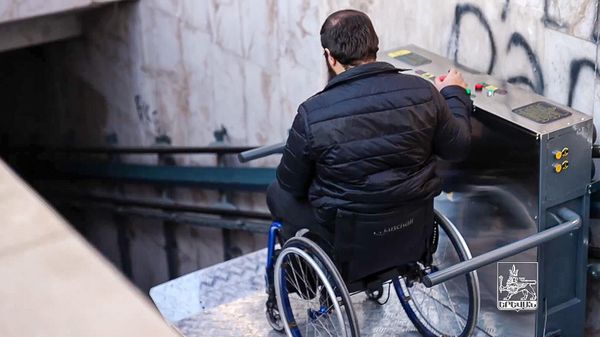 Мужчина пользуется специальным лифтом в подземном пешеходном переходе на проспекте Маштоца в Ереване - Sputnik Армения