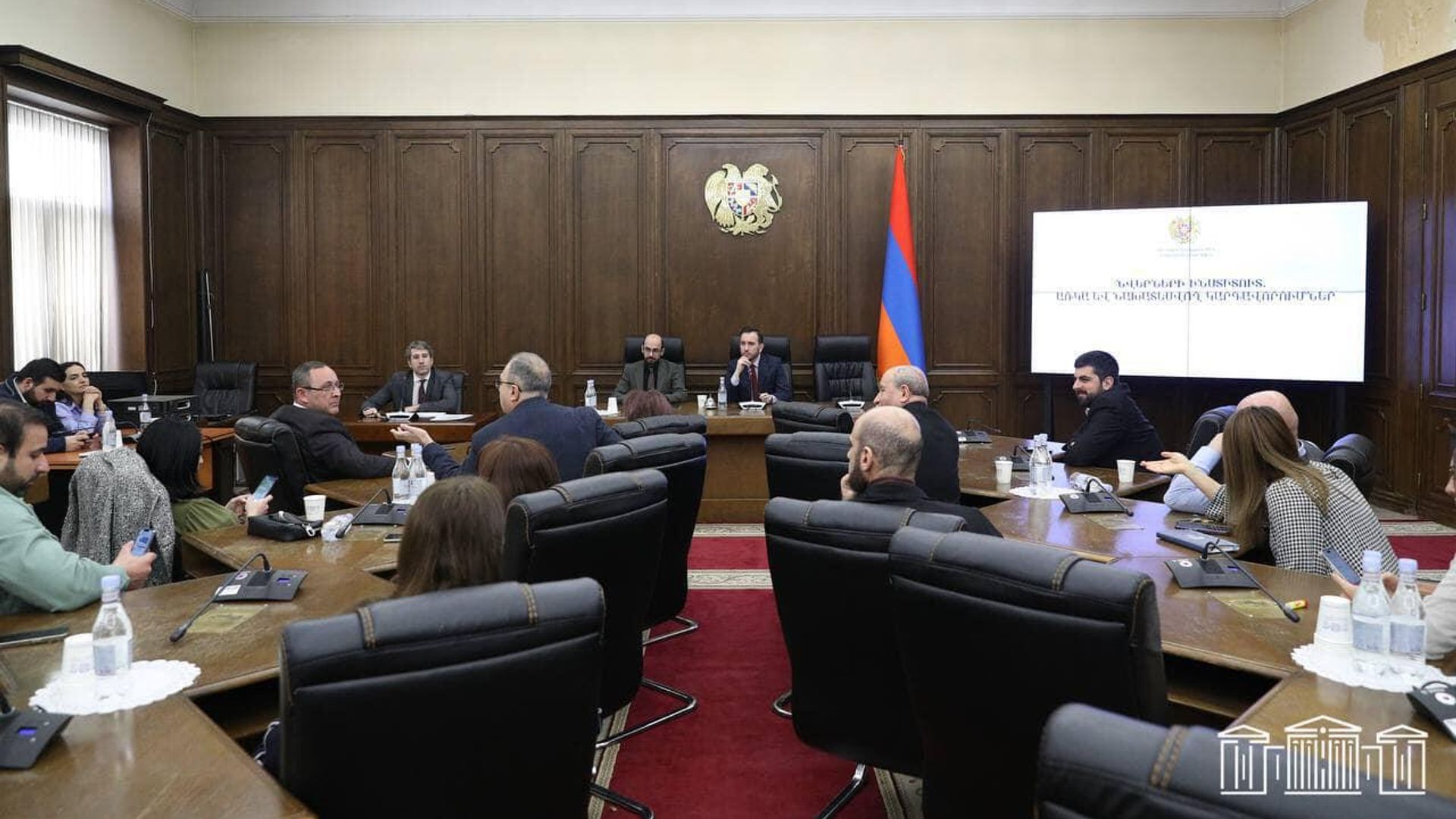 Министр юстиции Григор Минасян и руководитель фракции Гражданский договор Айк Конджорян на обсуждении законодательных норм, касающиихся подарков государственным чиновникам (2 февраля 2024). Еревaн - Sputnik Армения, 1920, 02.02.2024