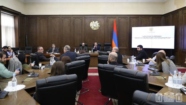 Министр юстиции Григор Минасян и руководитель фракции Гражданский договор Айк Конджорян на обсуждении законодательных норм, касающиихся подарков государственным чиновникам (2 февраля 2024). Еревaн - Sputnik Армения