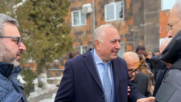 Армен Чарчян покидает зал суда после заседания (5 февраля 2024). Еревaн - Sputnik Армения