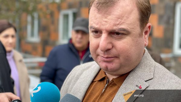 Адвокат Эрик Алексанян отвечает на вопросы журналистов после судебного заседания оп делу Армена Чарчяна (5 февраля 2024). Еревaн - Sputnik Армения