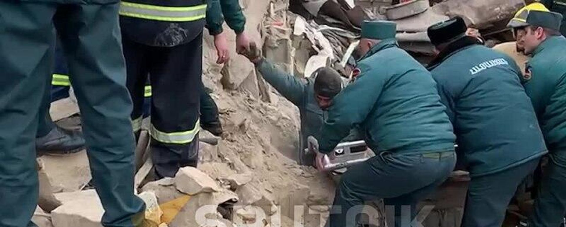 Двоих граждан извлекли из-под завалов после взрыва в столичном районе Эребуни - Sputnik Армения, 1920, 05.02.2024