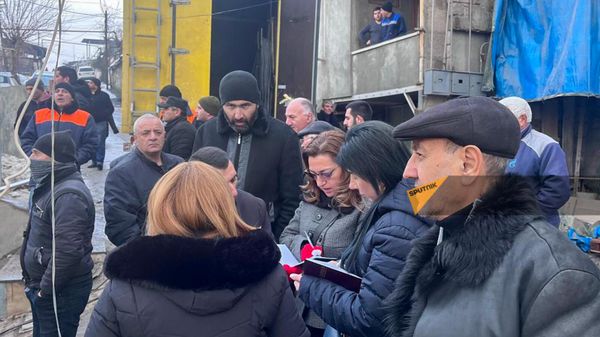 Երևանի քաղաքապետարանի աշխատակիցները Էրեբունի վարչական շրջանի ներկայացուցիչների հետ դեպքի վայրում գույքագրում են քաղաքացիների կրած նյութական վնասներն ու կարիքները - Sputnik Արմենիա