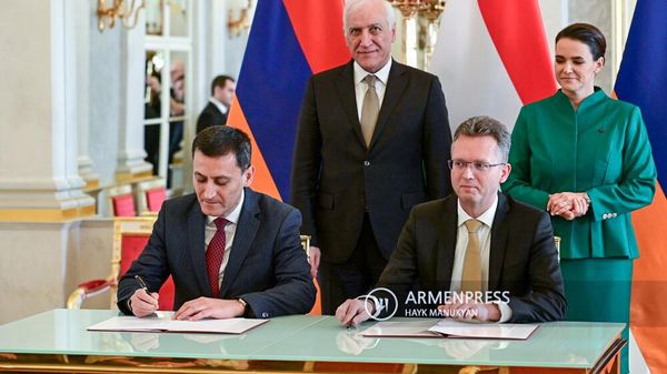 Замминистра ОНКС РА Артур Мартиросян и госсекретарь Венгрии по культуре и инновациям Балаш Ханко подписали меморандум о сотрудничестве в области культуры, образования и науки (6 февраля 2024). Будапешт - Sputnik Армения