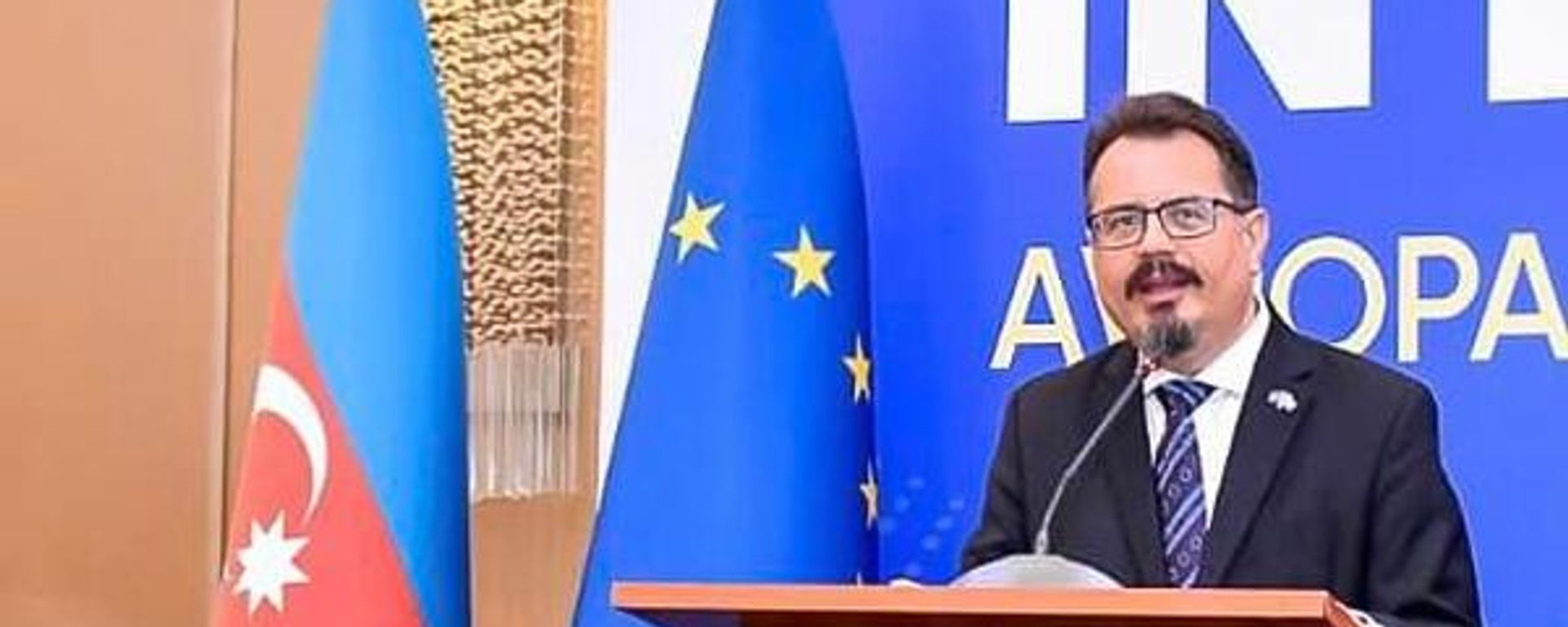 Посол ЕС в Азербайджане Петер Михалко во время образовательной ярмарки “Учись в Европе” (19 ноября 2023). Баку  - Sputnik Армения, 1920, 12.02.2024