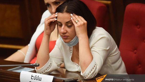 Депутат Эмма Палян во время очередного заседания Парламента (25 августа 2021). Еревaн - Sputnik Армения