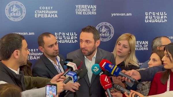 Айк Марутян отвечает на вопросы журналистов после выступления на внеочередном заседании Совета старейшин (7 февраля 2024). Еревaн - Sputnik Армения