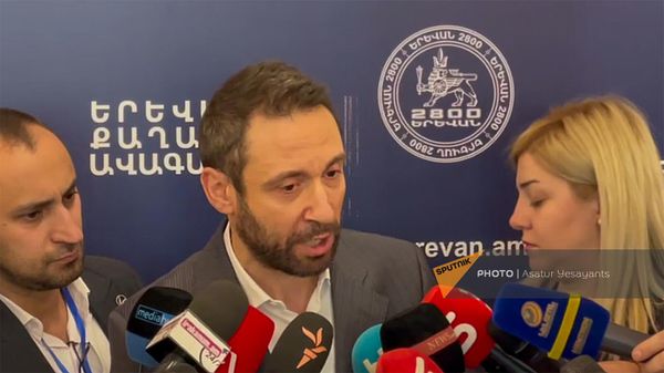Айк Марутян отвечает на вопросы журналистов после выступления на внеочередном заседании Совета старейшин (7 февраля 2024). Еревaн - Sputnik Армения