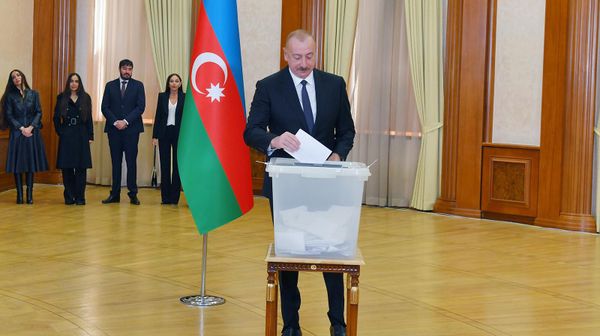 Президент Азербайджана Ильхам Алиев голосует на внеочередных выборах президента страны (7 февраля 2024). Степанакерт - Sputnik Արմենիա