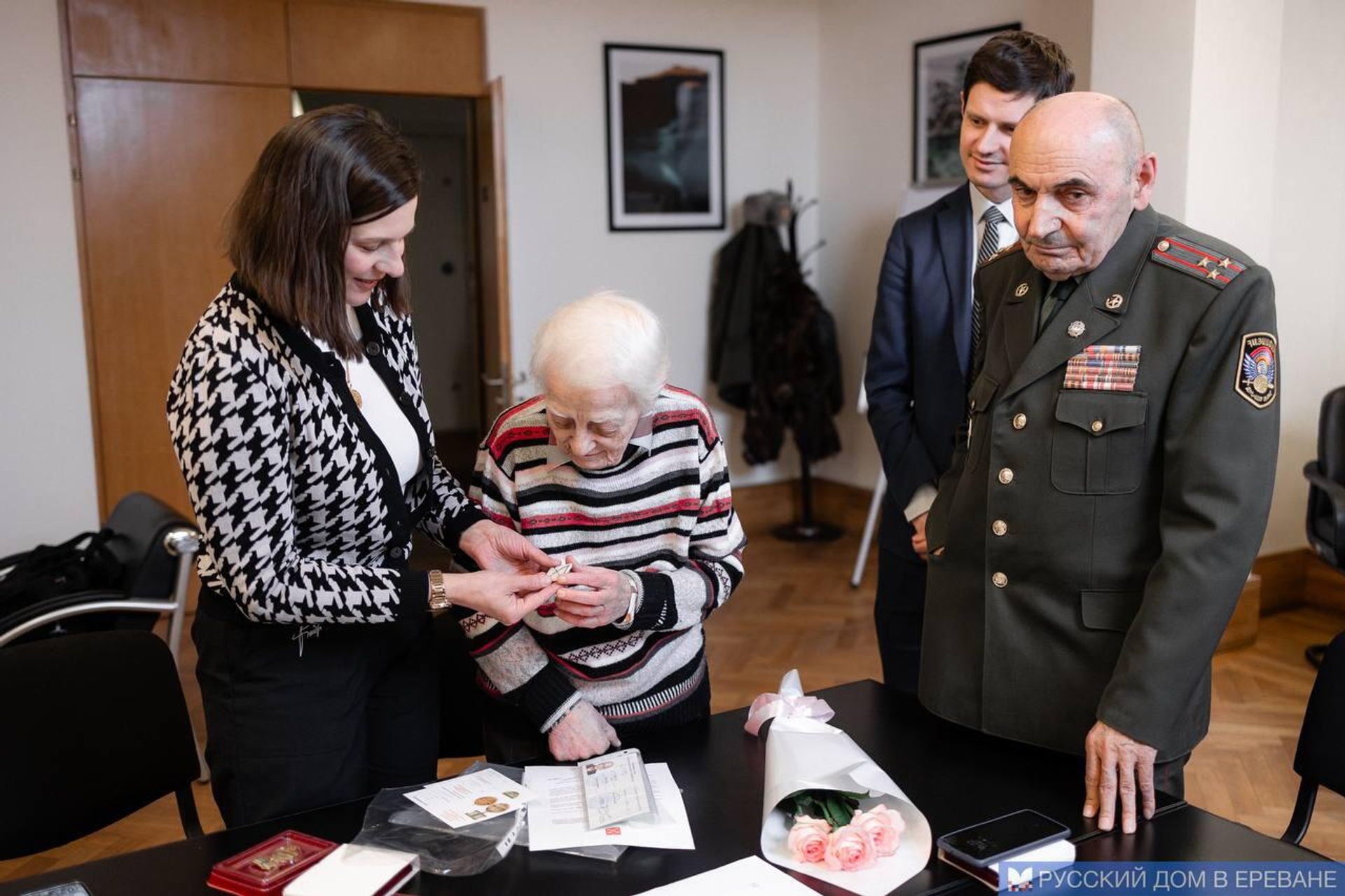 Церемония передачи Наталье Александровне Гончар удостоверения Жителя блокадного Ленинграда - Sputnik Արմենիա, 1920, 08.02.2024