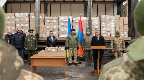 Посол Армении в Украине Владимир Карапетян на церемонии передачи гуманитарной помощи национальному Военно-медицинскому центру Главный военный клинический госпиталь (8 февраля 2024). Киев - Sputnik Армения