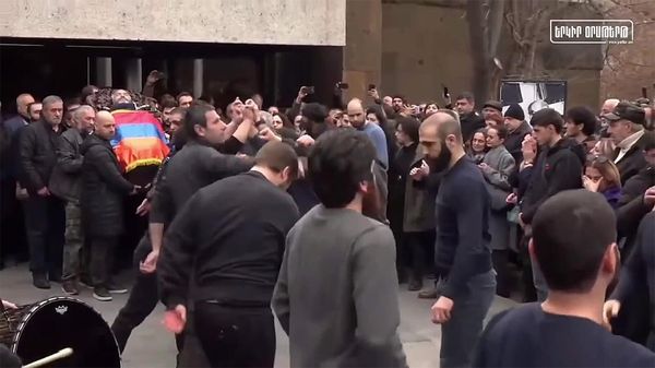 Гроб с телом Гагика Гиносяна выносят из Дома камерной музыки под танец ярхушта - Sputnik Армения