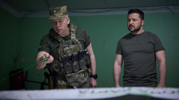 Командующий ОСГВ Хортица генерал-полковник Александр Сырский представляет президенту Украины Владимиру Зеленскому обстановку на линии соприкосновения (26 июня 2023). - Sputnik Армения