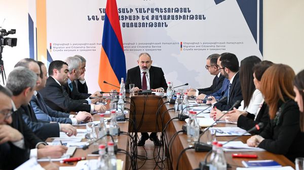Премьер-министр Никол Пашинян посетил Службу миграции и гражданства МВД для обсуждения отчета о деятельности (9 февраля 2024). Еревaн - Sputnik Армения