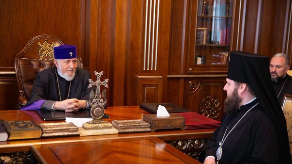 Католикос Гарегин Второй принял временного управляющего Ереванской и Армянской епархией Русской Церкви архиепископа Аксия (10 февраля 2024). Эчмиадзин - Sputnik Армения