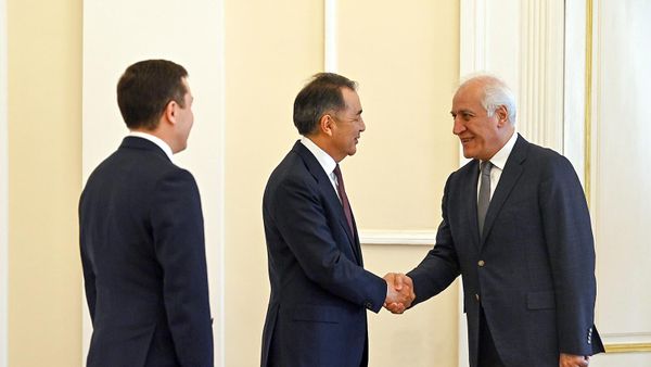 Президент Ваагн Хачатурян принял председателя Коллегии Евразийской экономической комиссии Бакытжана Сагинтаева (12 февраля 2024). Еревaн - Sputnik Армения