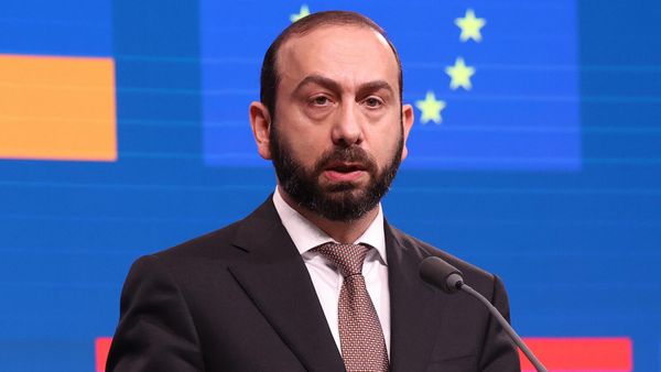 Министр иностранных дел РА Арарат Мирзоян во время совместной пресс-конференции с Верховным Представителем ЕС (13 февраля 2024). Брюссель - Sputnik Армения