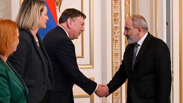 Премьер-министр Никол Пашинян принял делегацию, возглавляемую членом Палаты общин парламента Соединенного Королевства сэром Джоном Уиттингдейлом (13 февраля 2024). Еревaн - Sputnik Армения