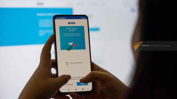 Девушка открывает приложение ArCa в телефоне - Sputnik Армения