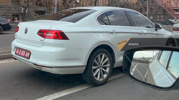 Автомобиль с дипномерами на улице Еревана - Sputnik Армения