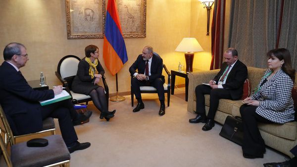 В рамках Мюнхенского форума по безопасности премьер-министр Никол Пашинян встретился с президентом Европейского банка реконструкции и развития Одиль Рено-Бассо (16 февраля 2024). Мюнхен, Германия - Sputnik Армения