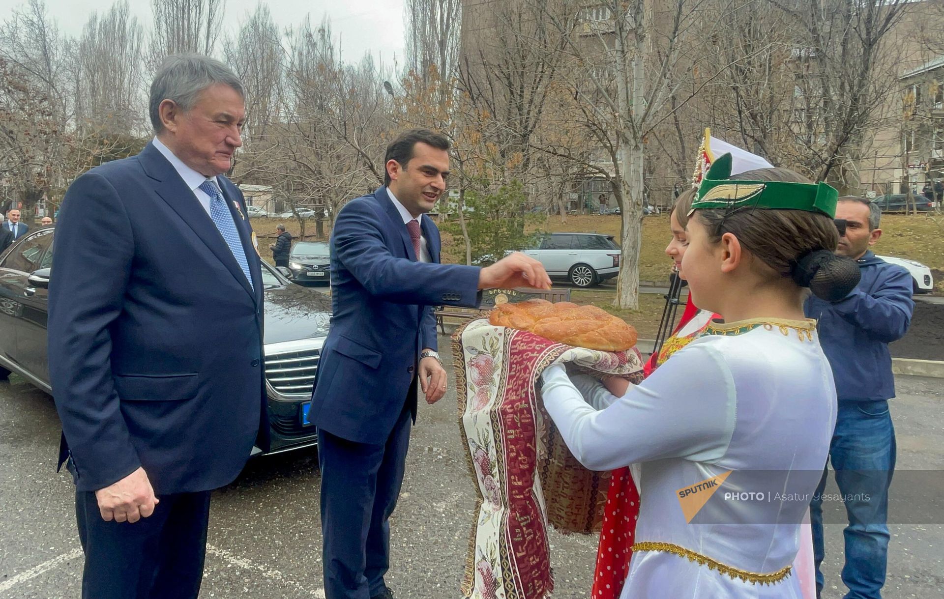 Вице-спикер НС Акоп Аршакян и зампред Совета Федерации РФ Юрий Воробьев на церемонии открытия бюста легендарного советского разведчика Геворка Вартаняна во дворе ереванской школы N192 (17 февраля 2024). Еревaн Вице-спикер НС Акоп Аршакян и зампред Совета Федерации РФ Юрий Воробьев на церемонии открытия бюста легендарного советского разведчика Геворка Вартаняна во дворе ереванской школы N192 (17 февраля 2024). Еревaн - Sputnik Армения, 1920, 17.02.2024
