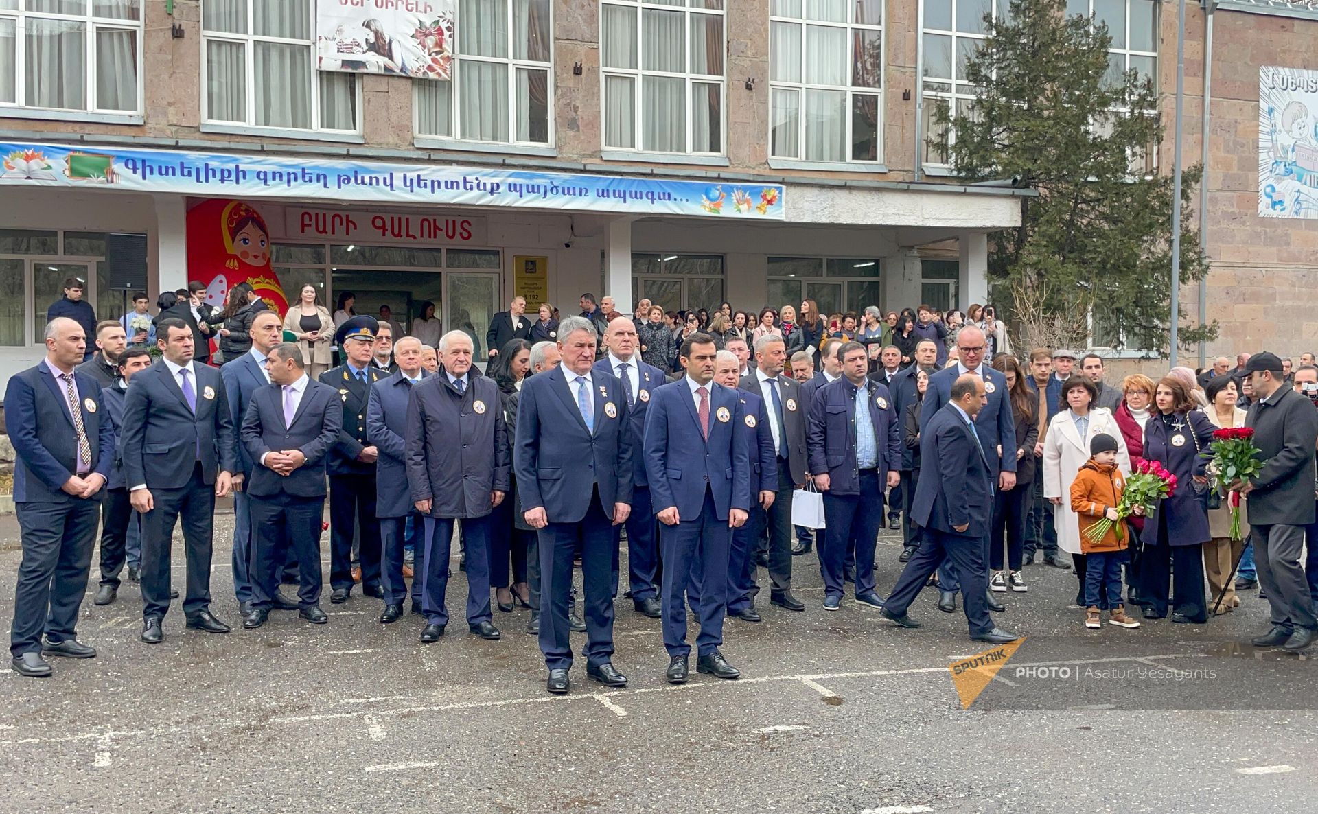 Вице-спикер НС Акоп Аршакян и зампред Совета Федерации РФ Юрий Воробьев на церемонии открытия бюста легендарного советского разведчика Геворка Вартаняна во дворе ереванской школы N192 (17 февраля 2024). Еревaн Вице-спикер НС Акоп Аршакян и зампред Совета Федерации РФ Юрий Воробьев на церемонии открытия бюста легендарного советского разведчика Геворка Вартаняна во дворе ереванской школы N192 (17 февраля 2024). Еревaн - Sputnik Армения, 1920, 17.02.2024