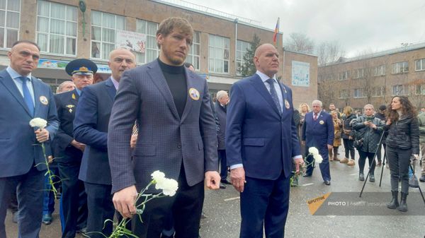 Борец Артур Алексанян и российский сенатор Александр Карелин на церемонии открытия бюста легендарного советского разведчика Геворка Вартаняна во дворе ереванской школы N192 (17 февраля 2024). Еревaн - Sputnik Армения