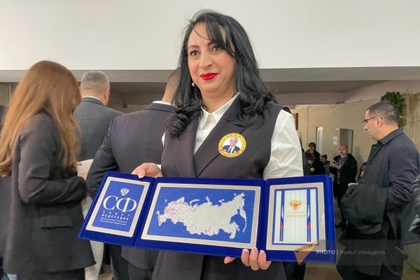 Врио директора ереванской школы N192 Сатеник Стамболцян с альбомом, подаренным Советом Федерации Врио директора ереванской школы N192 Сатеник Стамболцян с альбомом, подаренным Советом Федерации - Sputnik Армения