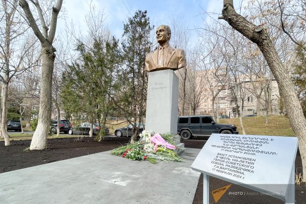 Бюст легендарного советского разведчика Геворка Вартаняна во дворе ереванской школы N192 Бюст легендарного советского разведчика Геворка Вартаняна во дворе ереванской школы N192 - Sputnik Армения