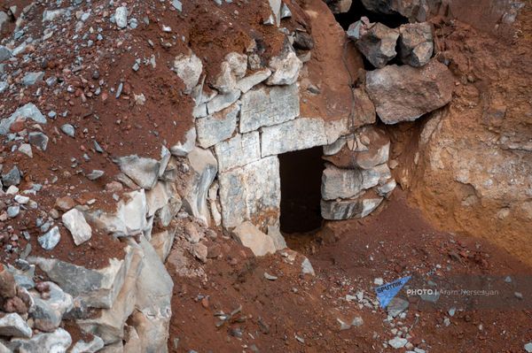 Высеченная в скале средневековая гробница, случайно обнаруженная в Касахском ущелье Высеченная в скале средневековая гробница, случайно обнаруженная в Касахском ущелье - Sputnik Армения