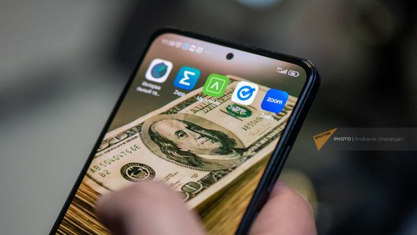 Пользователь приложения AmeriaBank-а - Sputnik Արմենիա