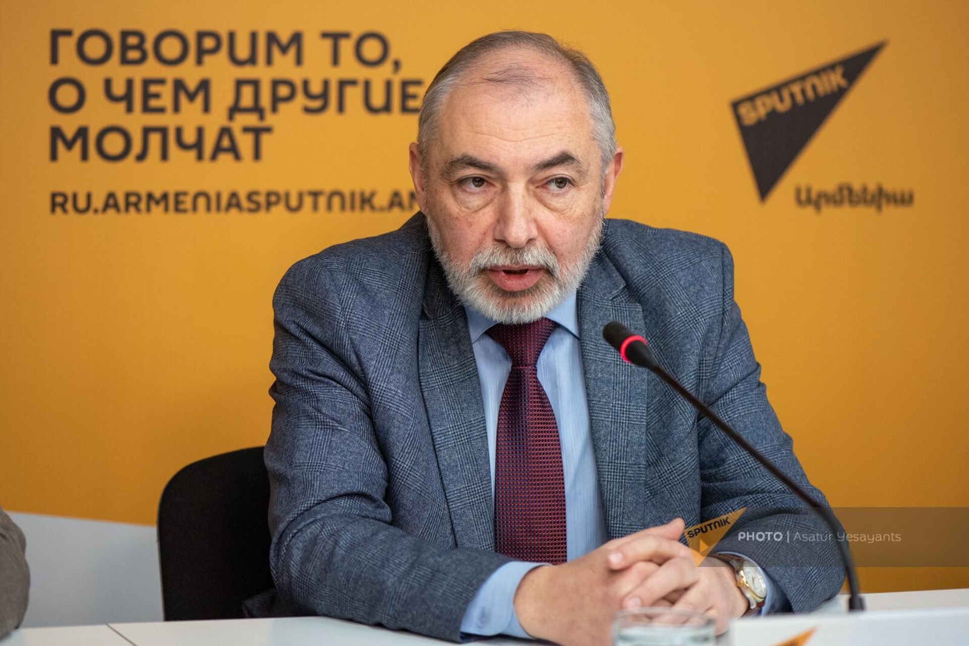 Айк Бабуханян на пресс-конференции по теме Последствия майдана. Цветные революции: вчера, сегодня, завтра (19 февраля 2024). Еревaн - Sputnik Армения, 1920, 19.02.2024